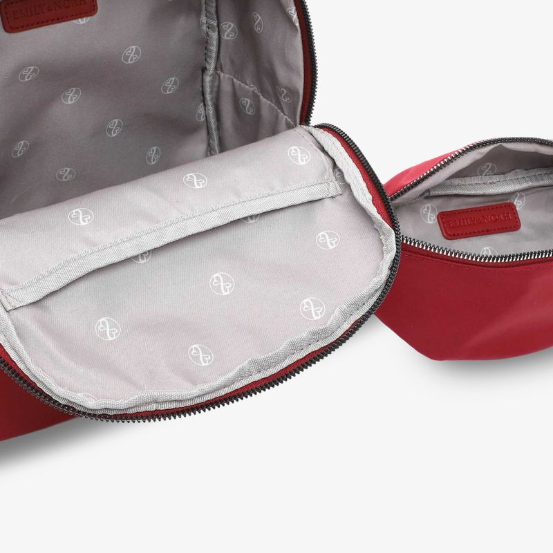 Elegante rote Tasche mit großem Hauptfach und praktischen Innentaschen für optimale Aufbewahrung.