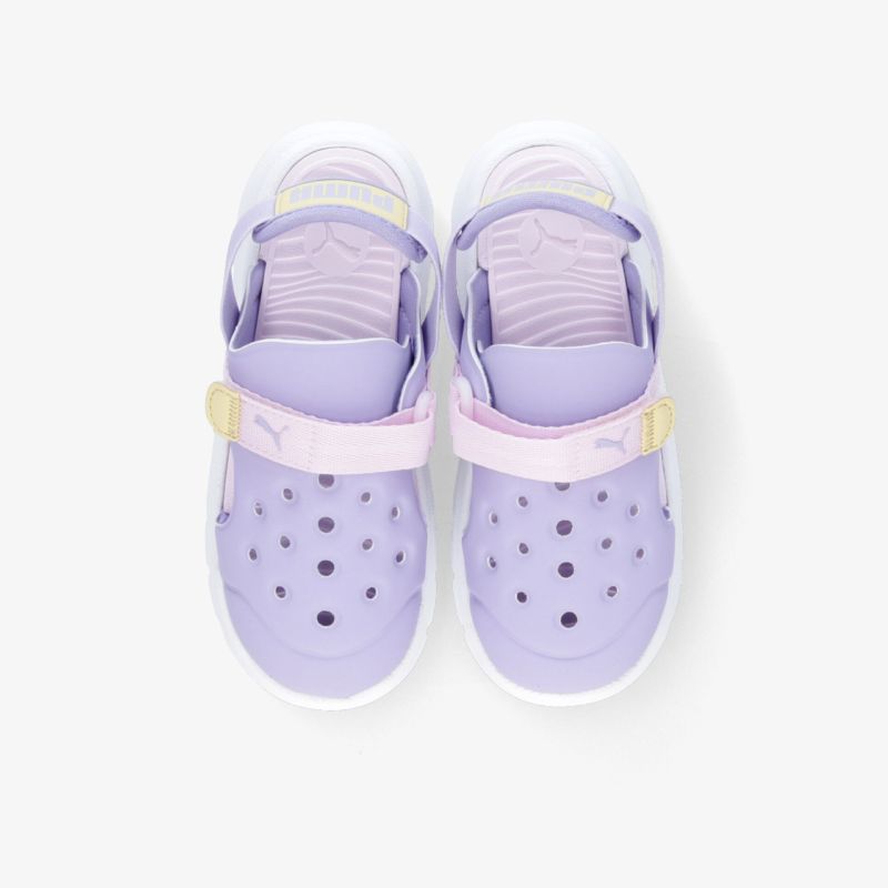 Lila Sandalen von oben mit verstellbarem Riemen, stilvolles Design und atmungsaktiver Komfort.