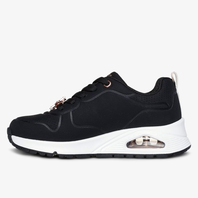 Moderner schwarzer Sneaker mit gepolsterter Sohle und sportlichem Design, ideal für Alltag und Sport.