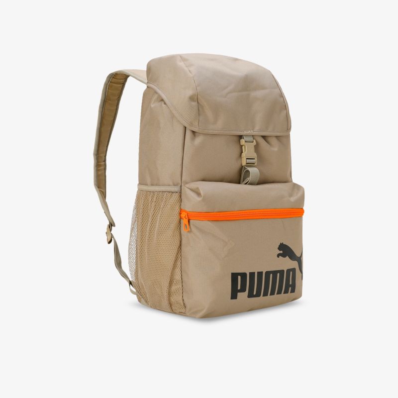 Beiger Rucksack mit großem Stauraum, gepolsterten Gurten, seitlichen Netztaschen und auffälligem Puma Logo, ideal für den Alltag