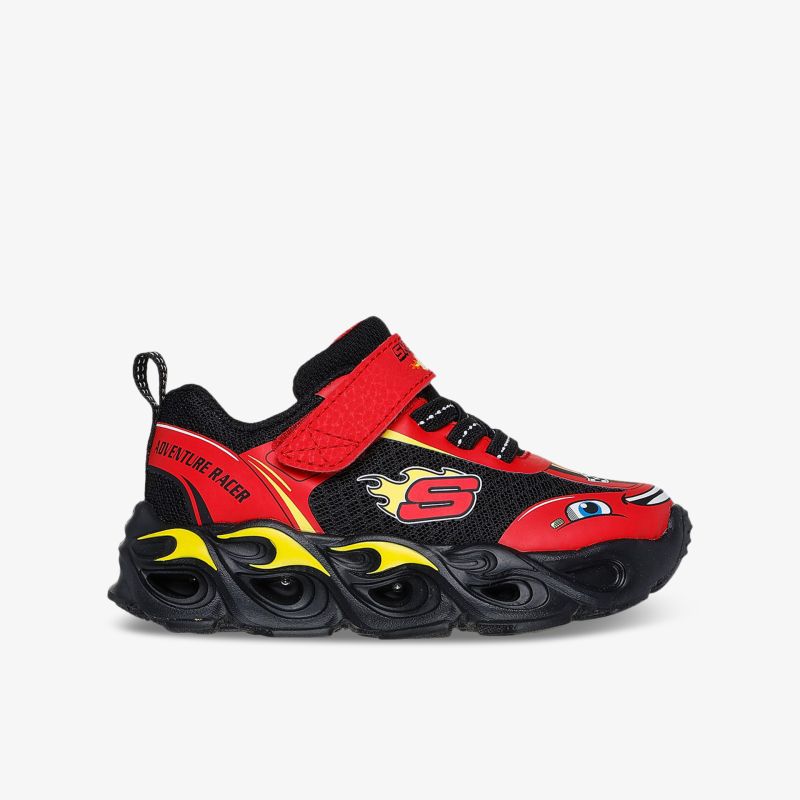 Sportlicher Schuh in Rot mit Schwarz und Gelben Akzenten, robust und bequem für aktive Nutzung