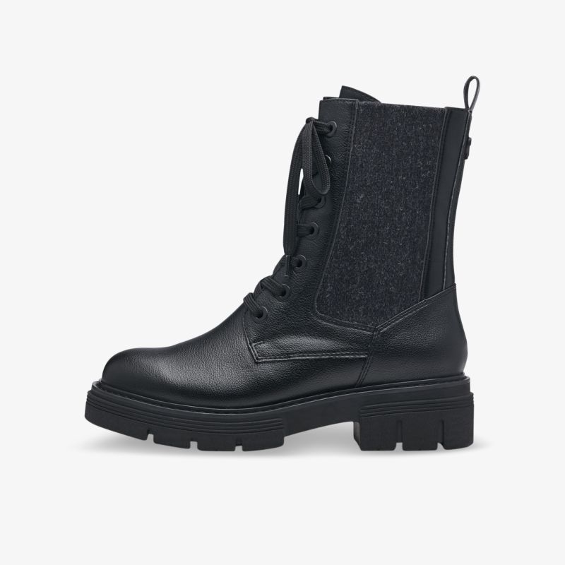 Schwarzer Schnürstiefel mit robuster Profilsohle und bequemer Passform für modischen Alltagslook.