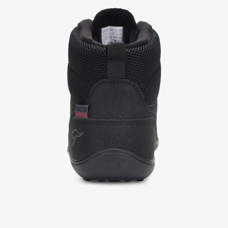 Schwarzer Schuh mit stabiler, gepolsterter Rückseite und praktischer Schlaufe für leichtes Anziehen