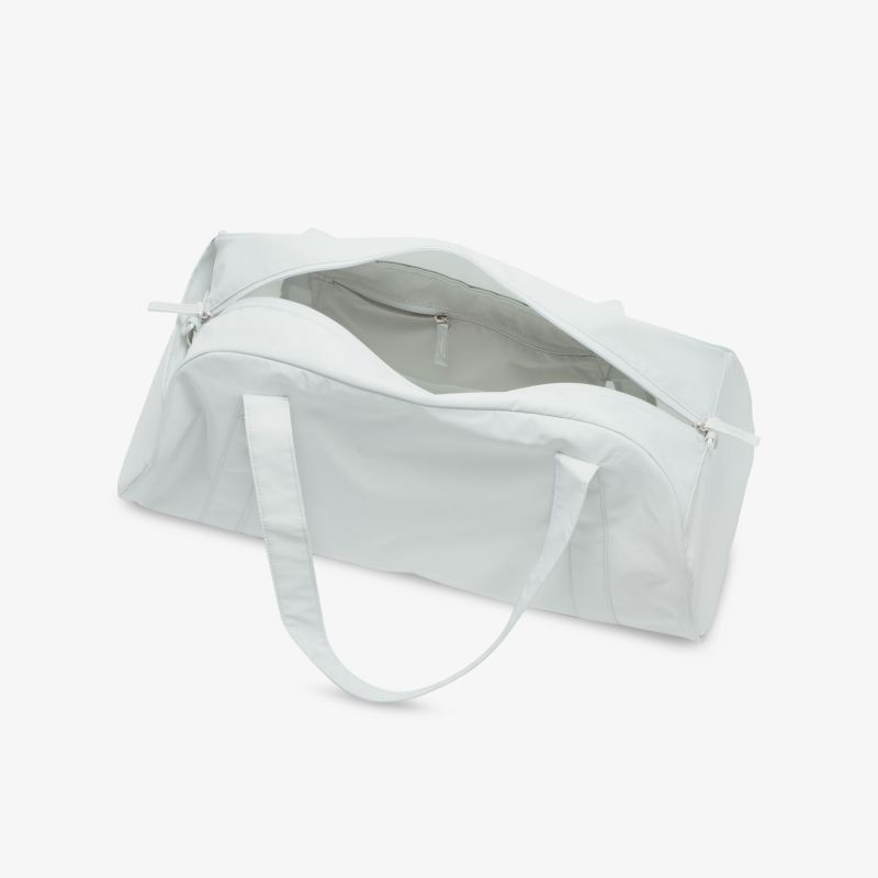 Geräumige und stilvolle Reisetasche mit robustem Design und praktischen Tragegriffen für vielseitigen Einsatz.