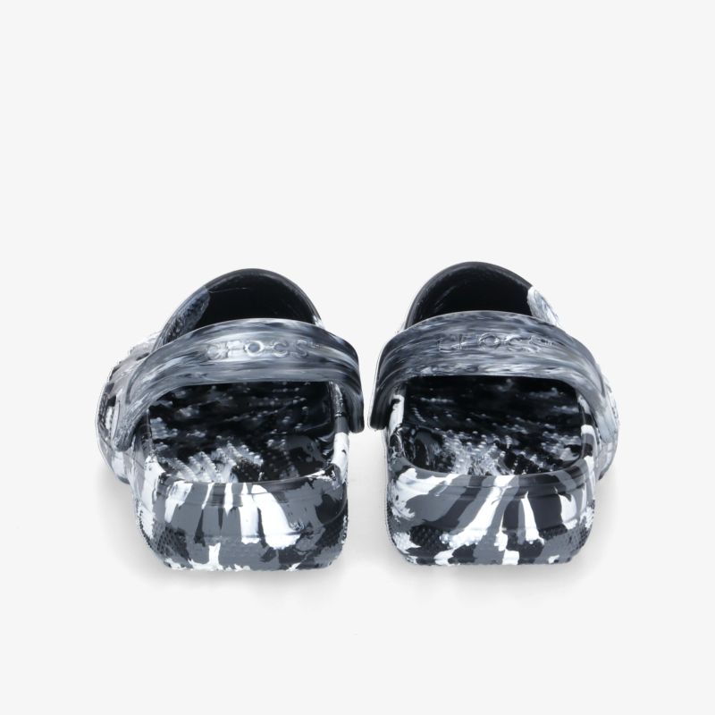 Rutschfeste Clogs mit modischem schwarz-weiß Muster und bequemem Fußbett, ideal für Alltag und Freizeit.
