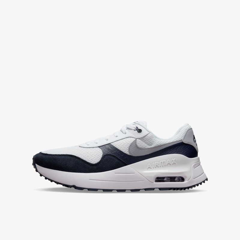 Moderner Sneaker in Weiß und Dunkelblau mit innovativer Dämpfung und zeitlosem Design für maximale Bequemlichkeit.