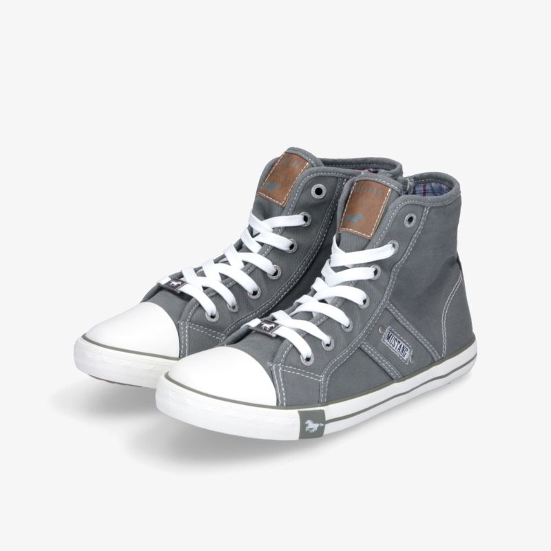 Graue und schwarze High-Top Sneaker im Paar mit weißer Sohle und Schnürung, sportlich und modisch