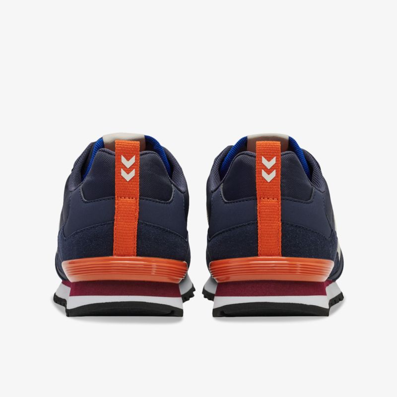 Rückansicht sportlicher Sneaker mit markanten Orangenakzenten und rutschfester Sohle für optimalen Halt.