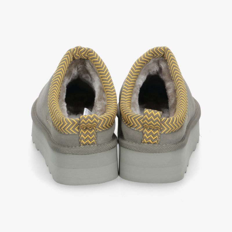 Rückansicht von warm gefütterten grauen Schuhen mit rutschfester Sohle und komfortablem Innenfutter
