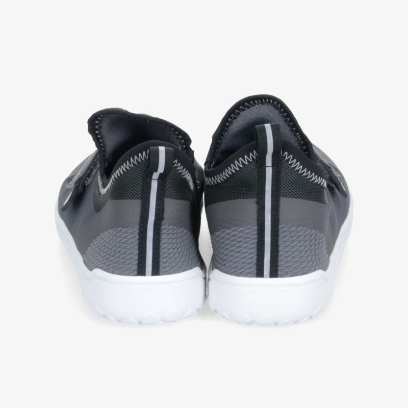 Leichte und flexible Sportschuhe mit atmungsaktivem Material und rutschfester Sohle, Rückenansicht.
