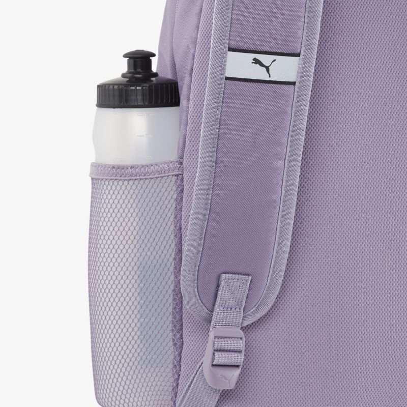 Detailansicht eines lavendelfarbenen Rucksacks mit Netzfach und Trinkflasche, verstellbarer Schultergurt sichtbar