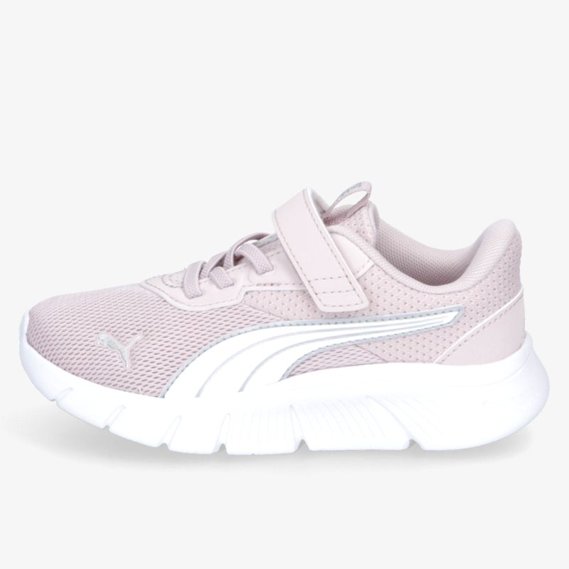 Leichter Sportschuh aus atmungsaktivem Material mit rutschfester Sohle und praktischem Klettverschluss, seitliche Ansicht