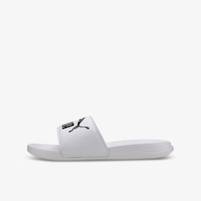 Bequeme weiße Slipper mit attraktivem Design und rutschhemmender Sohle für entspannten Freizeitgebrauch.
