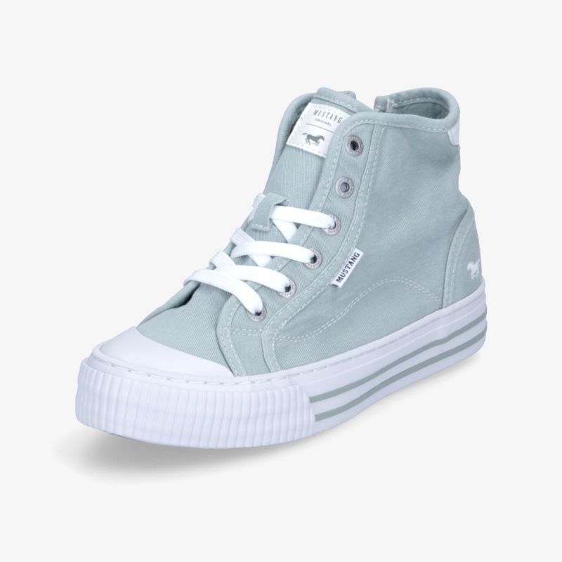 Modischer Sneaker in Pastellblau mit weißer Sohle und Schnürsenkeln. Ideal für einen trendigen Stadtlook.