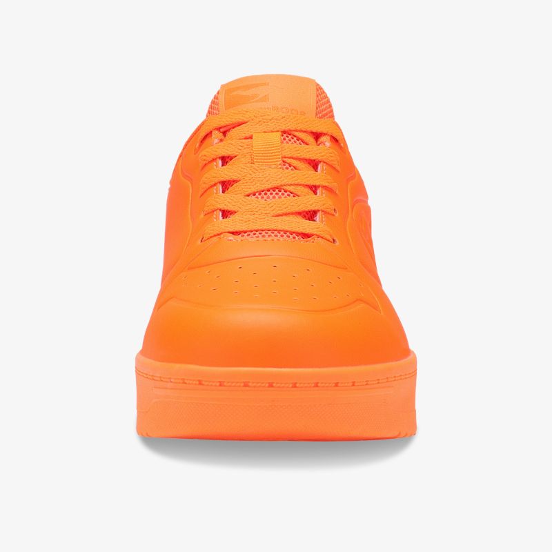 Leuchtend orange Sneaker in kompletter Frontansicht mit schnürung und glatter Oberfläche