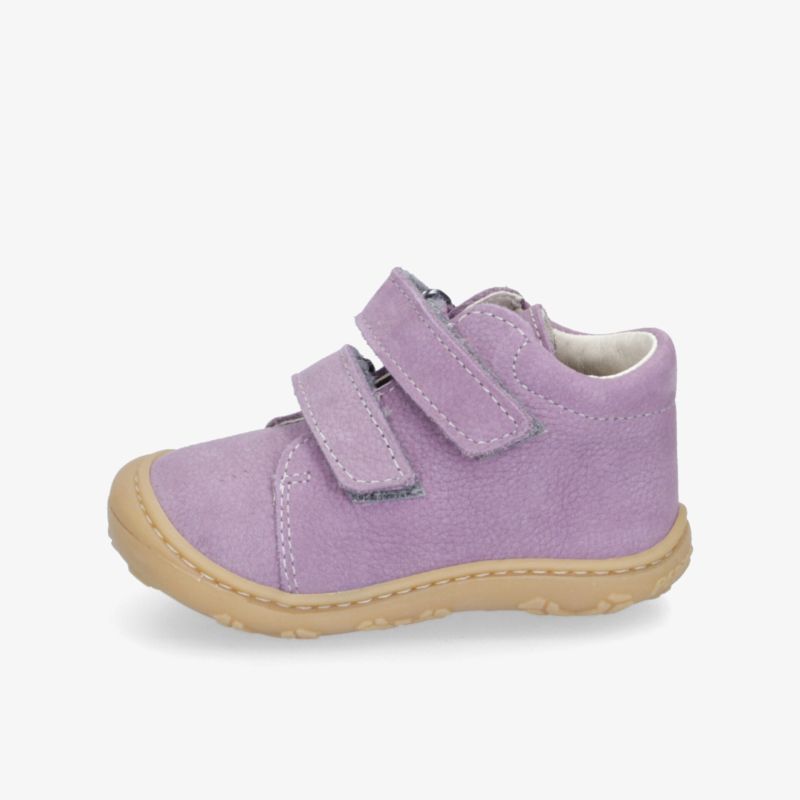 Kleiner lila Kinderschuh mit zwei Klettverschlüssen, weichem Leder und rutschfester, flexibler Sohle seitlich fotografiert