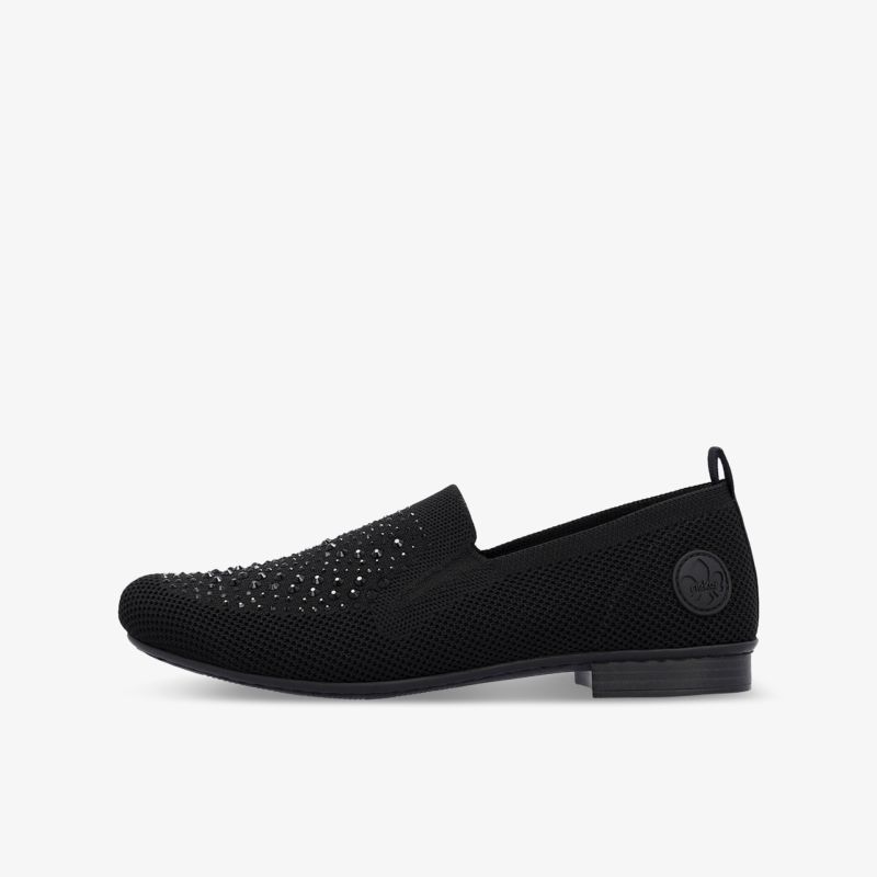 Seitliche Ansicht eines schwarzen Slippers mit atmungsaktivem Material und flexibler Sohle, elegant und bequem