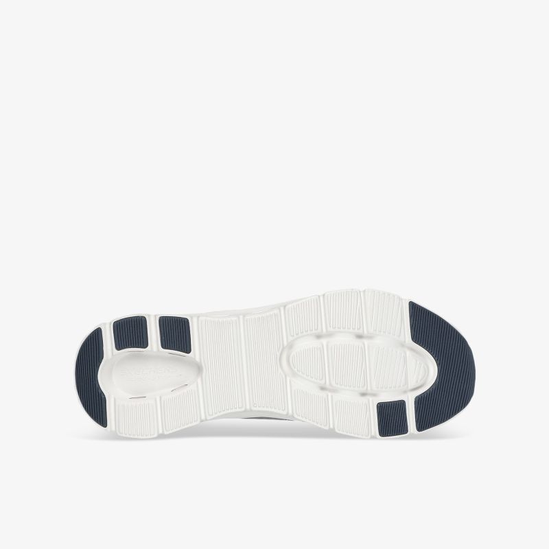 Weiße Sportschuh-Sohle mit navy-blauen Profilflächen, rutschfest und flexibel für optimalen Halt und Komfort