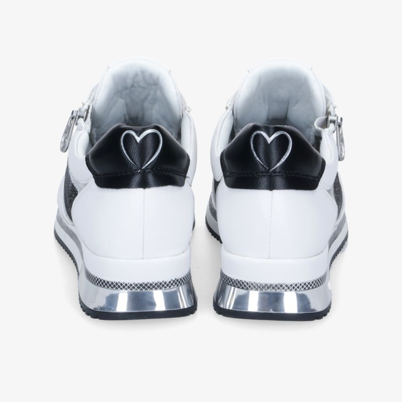 Elegante weiße Sneaker mit schwarzem Herzdetail und silberner Sohle für stilbewusstes Statement.