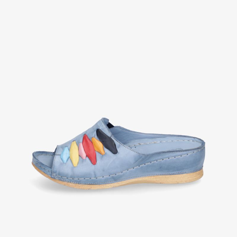 Bequeme Sandale mit buntem Design und leichter Sohle, ideal für Freizeit und Alltag.