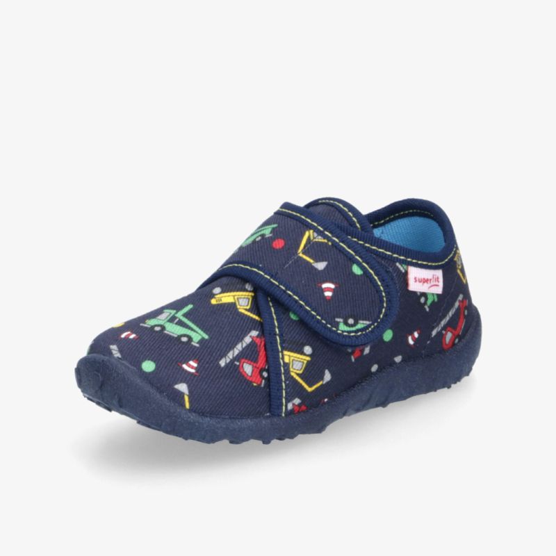 Bequemer Kinderschuh mit buntem Baumuster, flexiblem Klettverschluss und rutschfester Sohle in schräger Vorderansicht