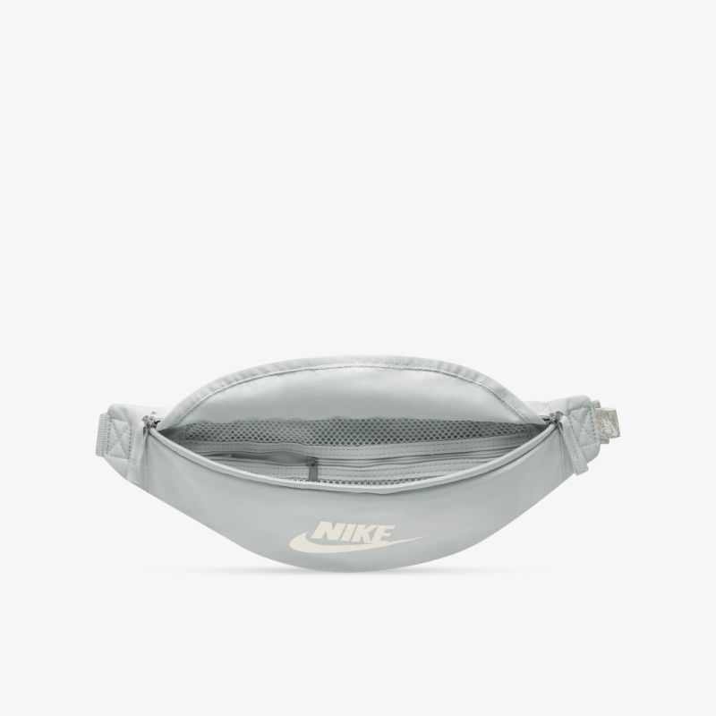 Stylische graue Nike Gürteltasche mit verstellbarem Gurt und praktischem Stauraum für unterwegs.