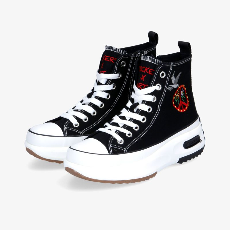 Schwarze High-Top Sneaker mit weißer Plateausohle und roten Details, stilvoll und bequem für den Alltag.