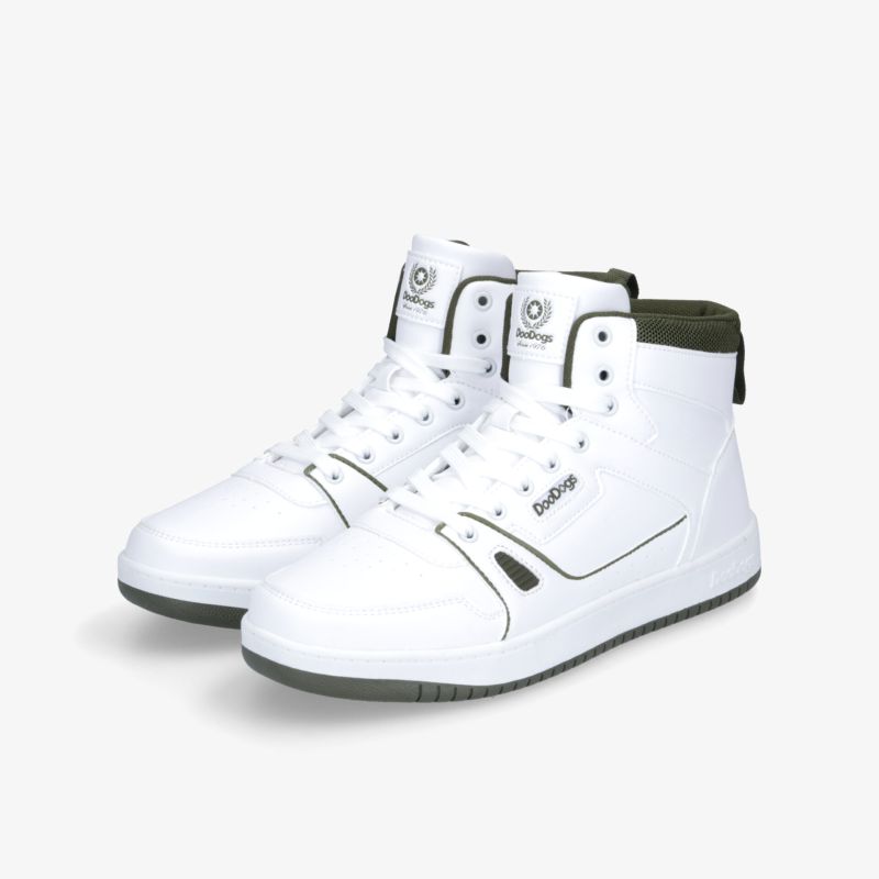Weißer hoher Sneaker mit Schnürsenkeln, sportlichem Design und bequemer Passform in schräger Vorderansicht