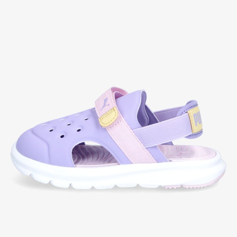 Lilafarbene Sandale mit verstellbarem Riemen und atmungsaktivem Design für optimalen Tragekomfort.