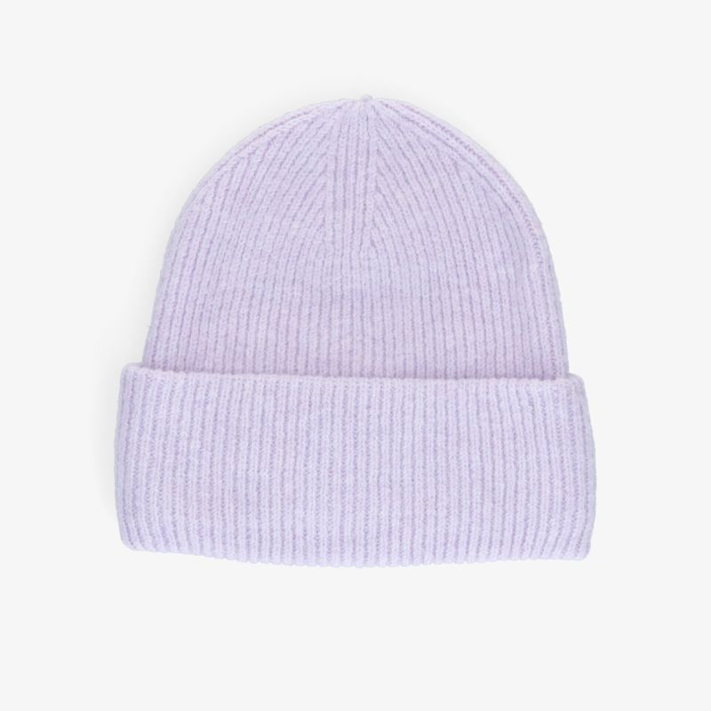 Stylische lila Strickmütze für kalte Tage, bequem und warm, ideal zum Kuscheln und Wohlfühlen.
