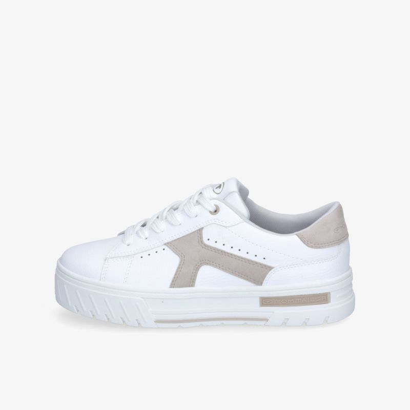 Moderner weißer Sneaker mit sportlichem Design und dicker, profilierter Sohle für hohen Tragekomfort