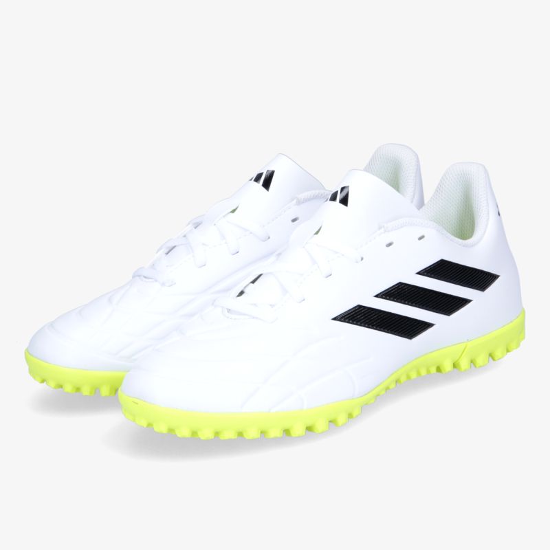 Weiße Fußballschuhe mit neon-gelber Sohle und schwarzen Streifen. Leicht und strapazierfähig für optimale Performance.