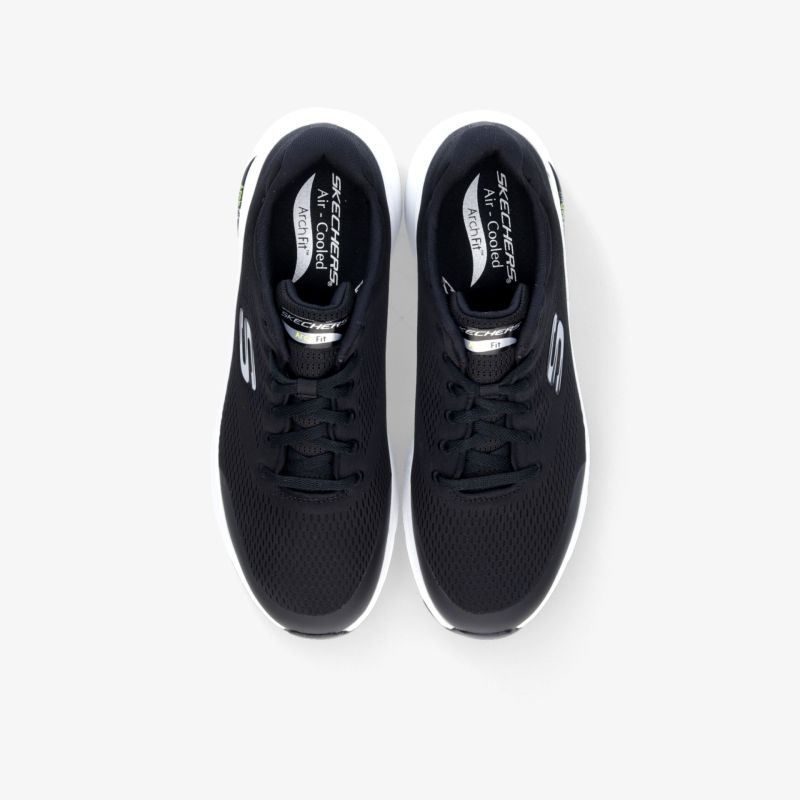 Schwarze Sneaker in stilvollem Design. Komfortable und atmungsaktive Obermaterialien für den Alltag. Leichte Bauweise.