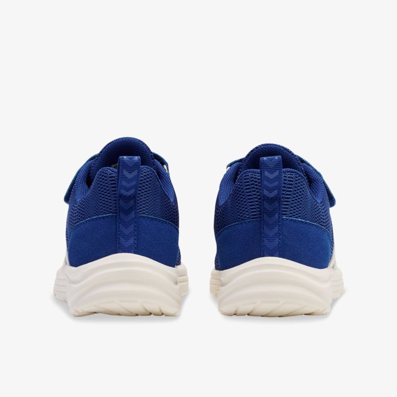 Blau-weiße Sportschuhe mit robuster Sohle und komfortablem, flexiblen Design aus Rückansicht