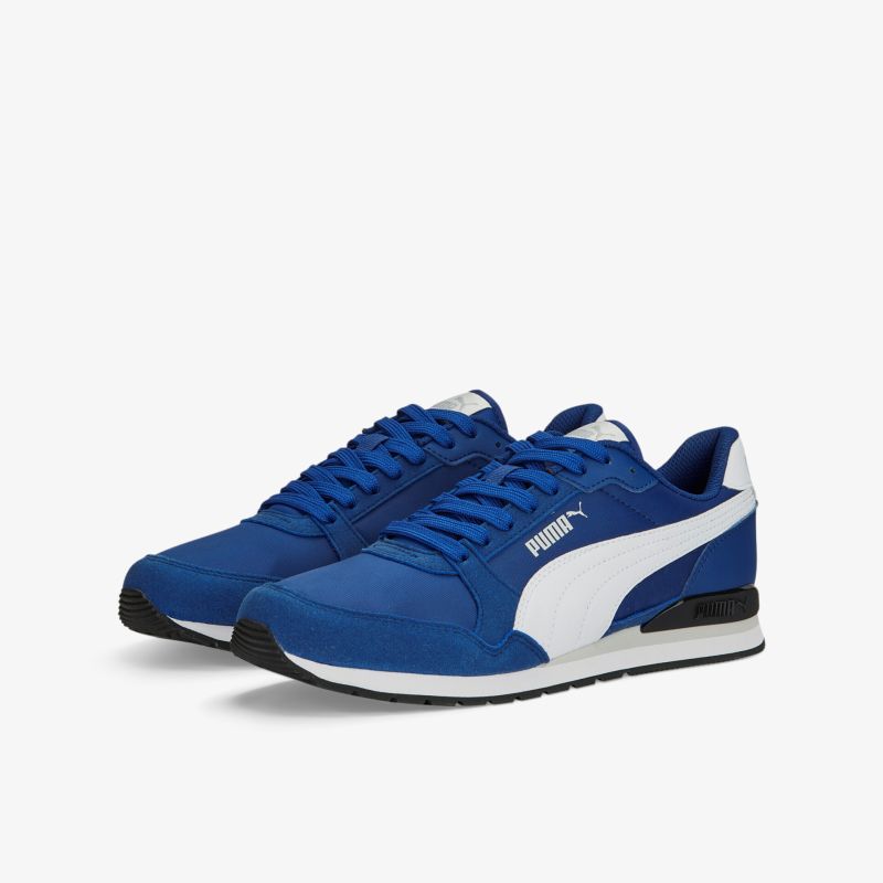 Blaue und weiße Sneaker mit modernem Design und komfortabler Passform, ideal für Freizeit und Sport.