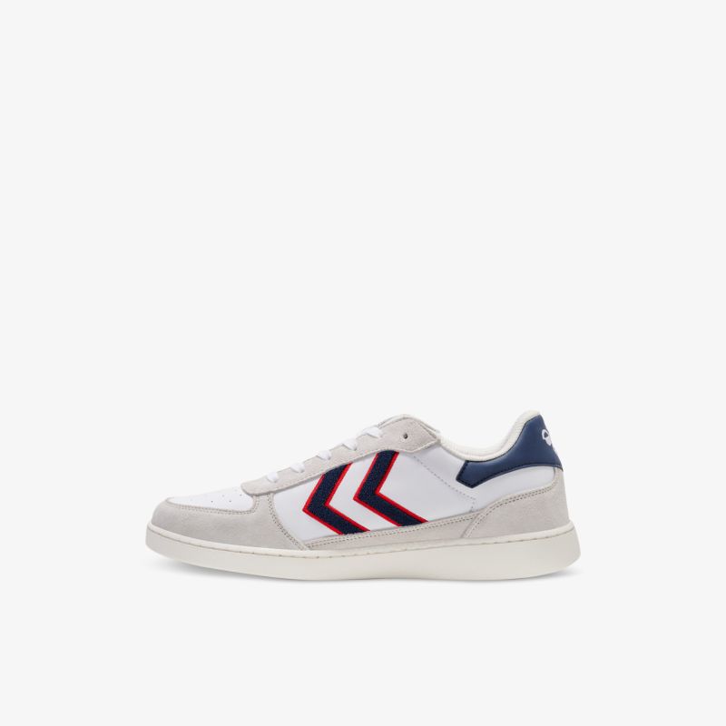 Moderner Sneaker in Weiß mit blauen und roten Akzenten, ideal für jeden Anlass.