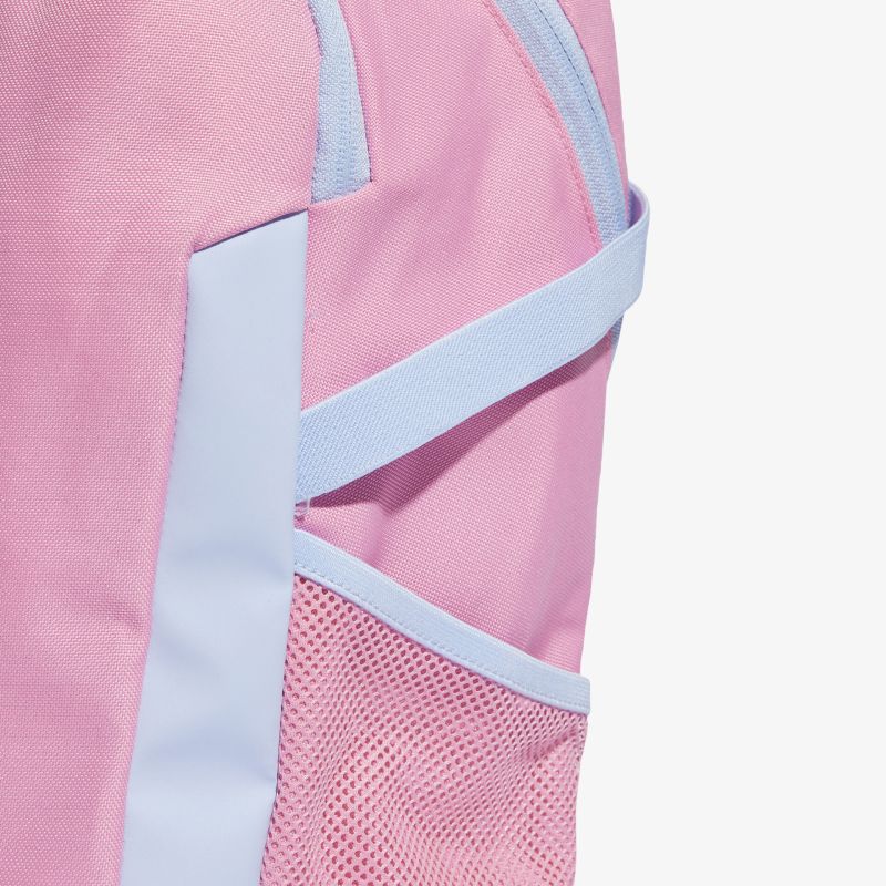 Moderner Rucksack in Pink mit robusten Details und praktischen Seitentaschen.