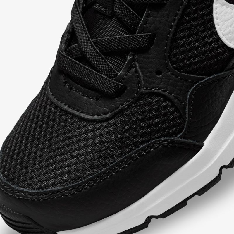 Moderner schwarzer Sportschuh mit atmungsaktivem Mesh und strapazierfähiger Sohle für optimalen Komfort.