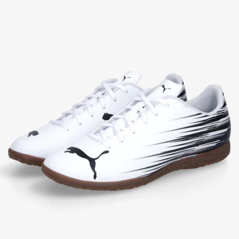 Sportliche Fußballschuhe in Weiß und Schwarz mit griffiger Sohle und schnürbarem Design, Paar schräg vorne sichtbar
