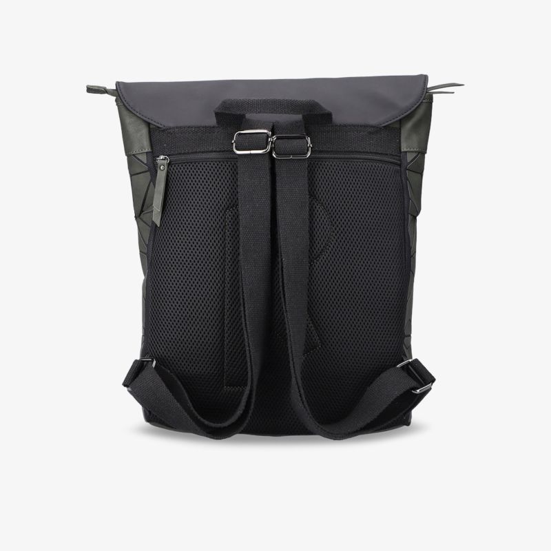 Vielseitiger schwarzer Rucksack mit gepolsterten Trageriemen für optimalen Tragekomfort. Ideal für Alltag und Reisen.