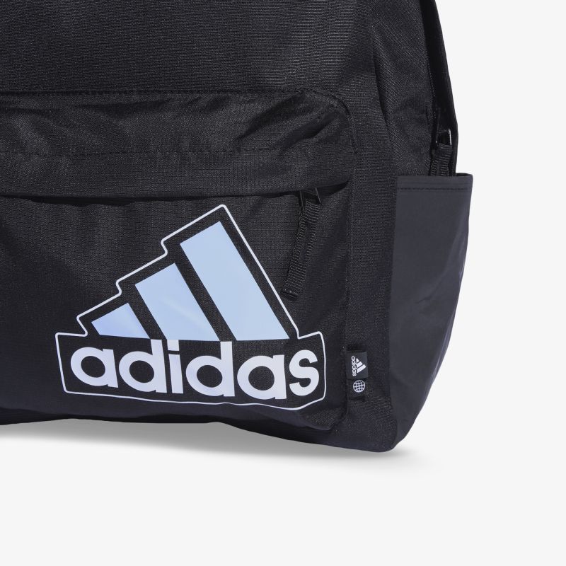 Stilvoller adidas Rucksack mit geräumigem Hauptfach und robustem Material für sportliche Aktivitäten.