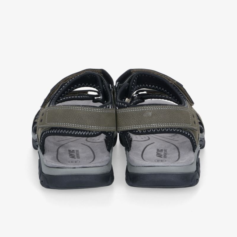 Rückansicht von bequemen Sandalen mit gepolsterter Innensohle und verstellbaren Riemen