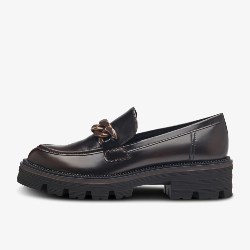 Eleganter schwarzer Loafer mit Kettendetail und robuster, rutschfester Sohle in seitlicher Ansicht.