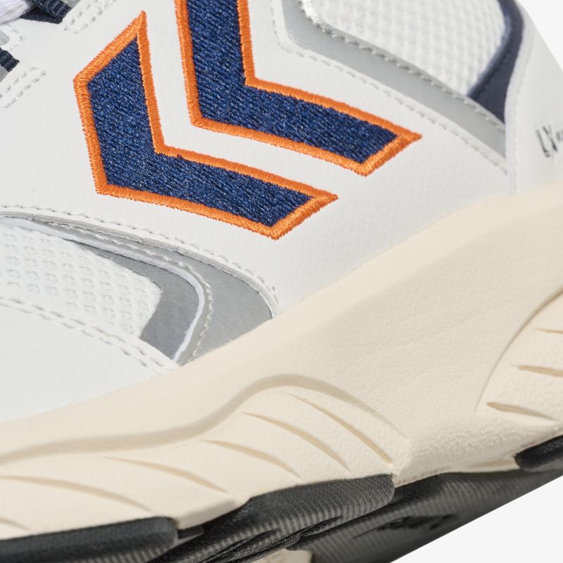 Moderner Schuh mit stilvollem Design. Komfortable Dämpfung und flexibles Material für optimalen Halt.