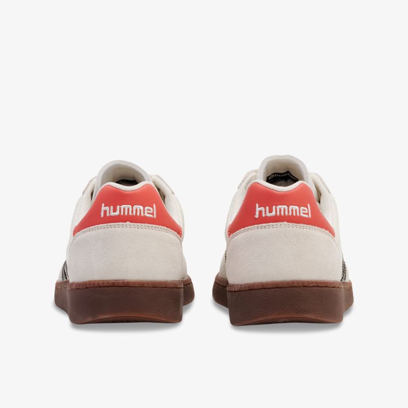 Rückansicht von sportlichen Sneakern mit robuster Sohle und bequemem Tragekomfort