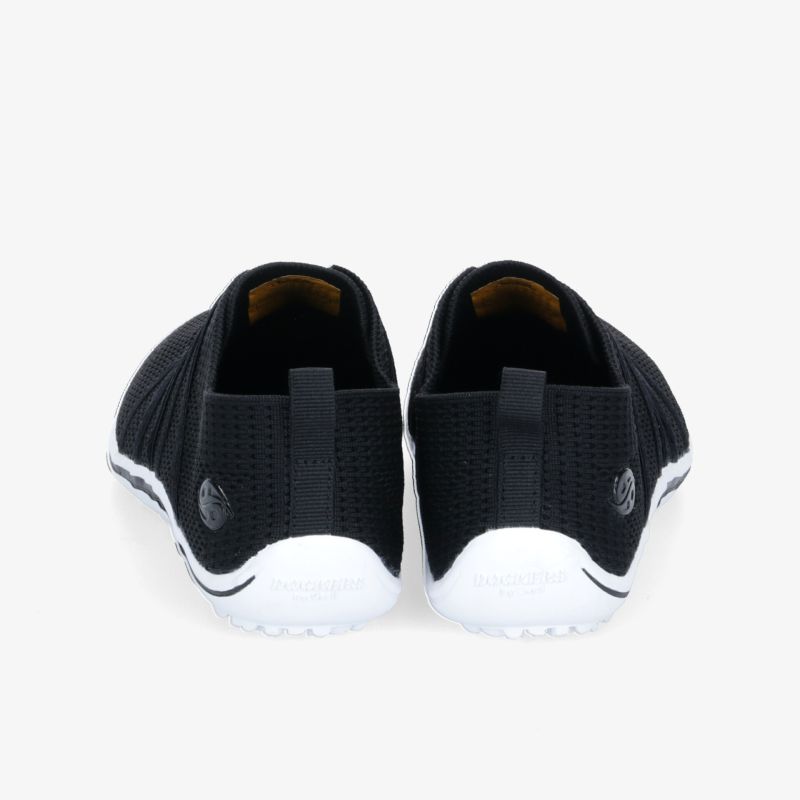 Schwarze Freizeitschuhe mit weißer Sohle. Rückansicht, betont Flexibilität und Komfort für den täglichen Gebrauch.