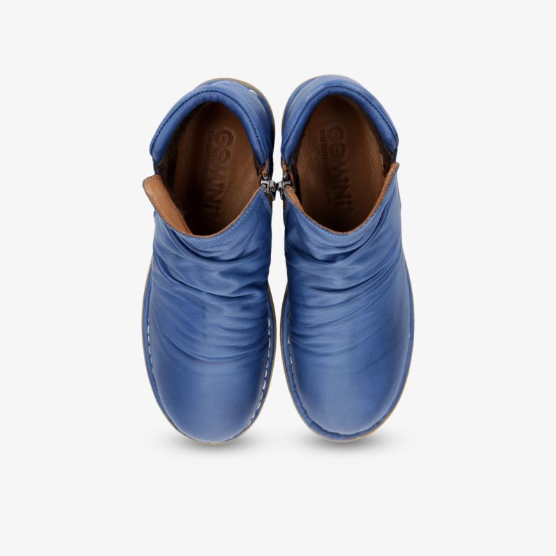 Blaues Schuhpaar mit weichem Obermaterial und flexibler Sohle, bequem und elegant designt