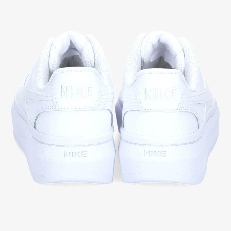 Stilvolle weiße Sneaker mit klarer Linienführung und gepolsterter Ferse für optimalen Komfort.