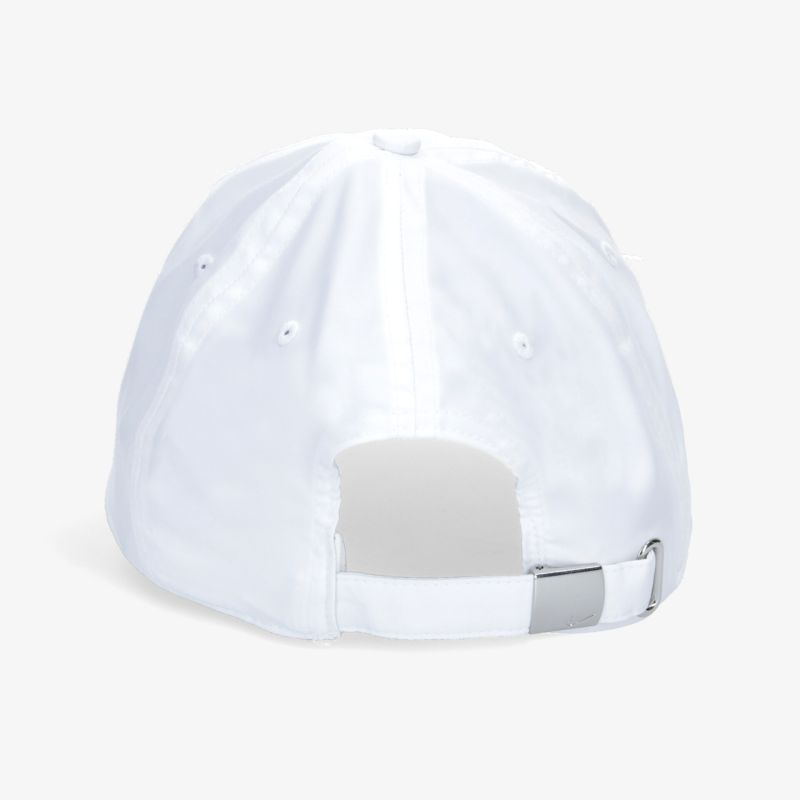 Weiße Baseballkappe mit verstellbarem Verschluss, klassische Optik, Rückseite sichtbar.