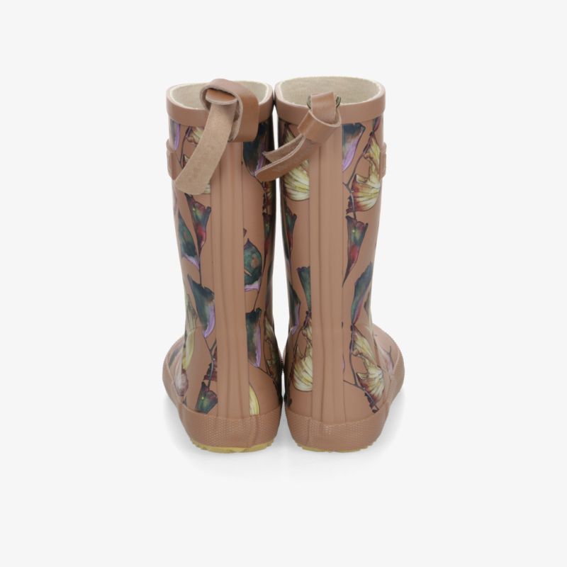 Rückansicht von robusten Stiefeln mit dekorativem Muster und komfortablem Schaft